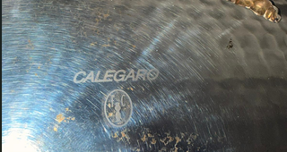 Cuenco antiguo de plata maciza con patas de león