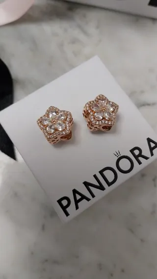 Charm Pandora Copo de nieve oro rosa.