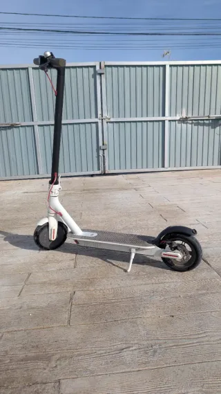 Patinete Eléctrico Blanco y regalos