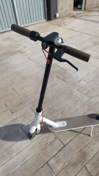 Patinete Eléctrico Blanco y regalos