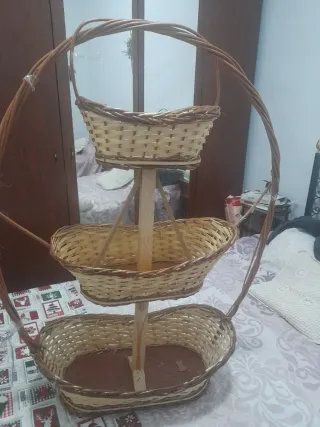 Cesta de Navidad de mimbre y madera