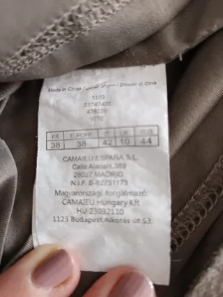 Vestido beige con diseño calado