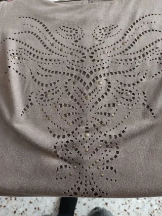 Vestido beige con diseño calado