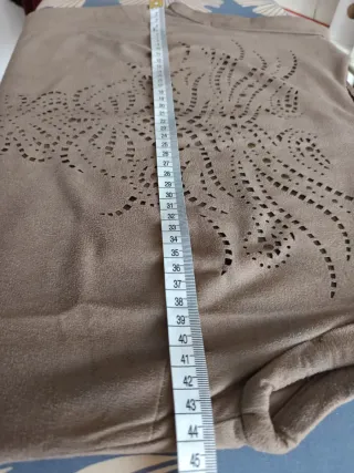 Vestido beige con diseño calado