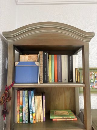 Estantería de madera con cajones