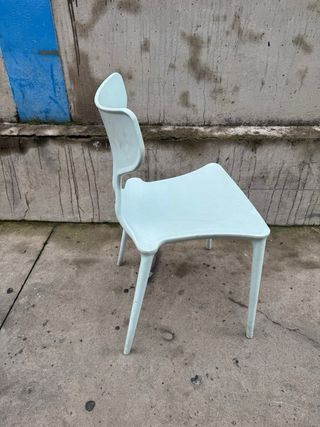 Sillas de plástico azul cielo apilables