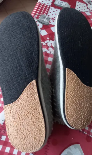 Ciabatte da donna grigie in feltro con cuore rosso