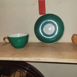 Taza y plato vintage verde y dorado