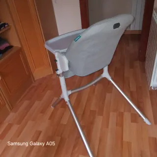 Trona bebé gris y blanca