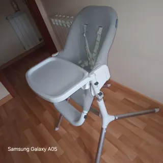 Trona bebé gris y blanca