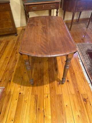 Mesa de alas de madera