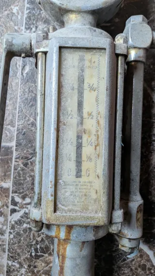 Surtidor de gasolina antiguo