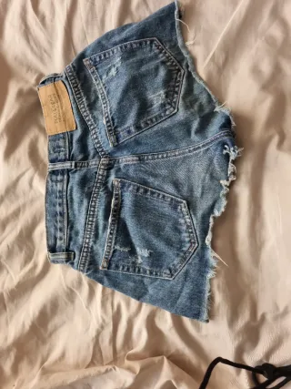 Pantalón corto vaquero desgastado