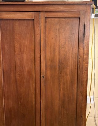 Mueble de Caoba con Dos Puertas