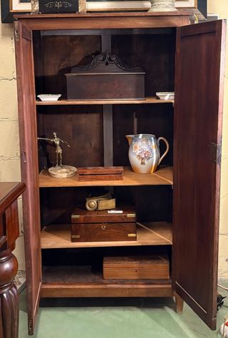 Mueble de Caoba con Dos Puertas