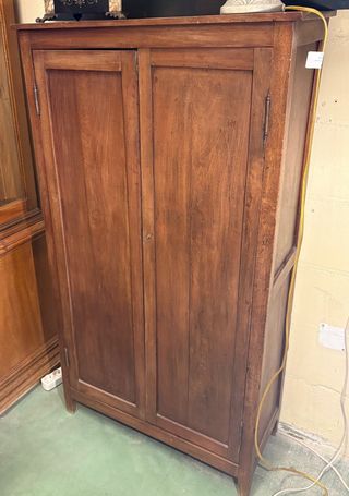 Mueble de Caoba con Dos Puertas