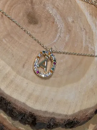Collar con inicial A y circonitas