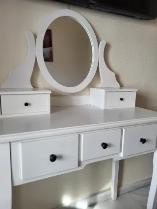 Tocador blanco con espejo y cajones