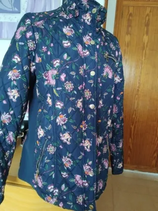Chaqueta floral azul y rosa
