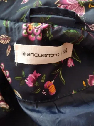 Chaqueta floral azul y rosa