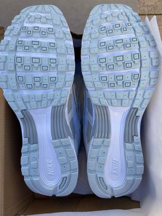 Zapatillas Nike P-6000 Blanco y Gris