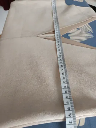 Vestido beige sin mangas tipo pichi