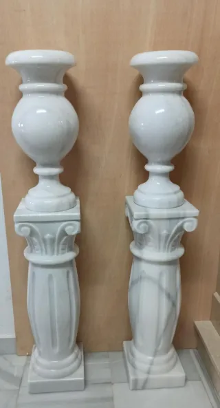 columnas con ánfora en mármol Macael. Altura 100cm