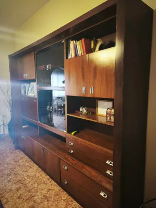 Mueble de comedor madera oscura