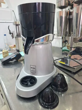 Exprimidor Eléctrico Plateado