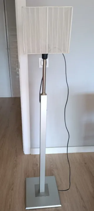 Lámpara de pie moderna plateada