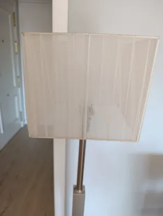 Lámpara de pie moderna plateada