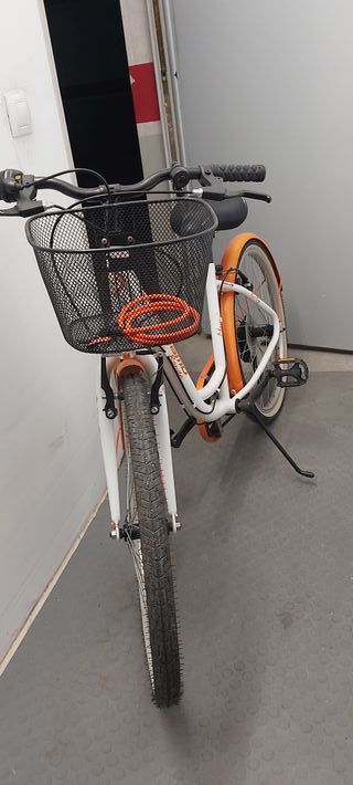 Bicicleta infantil naranja y blanca