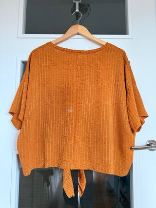 Blusa anaranjada ancha con nudo