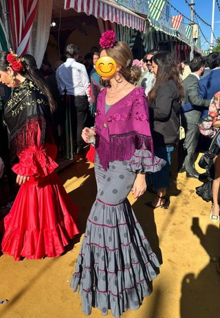 Traje flamenca gris y mantoncillo buganvilla