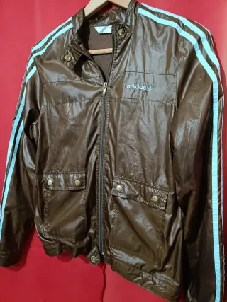 Chaqueta Adidas Marrón con Rayas Azules