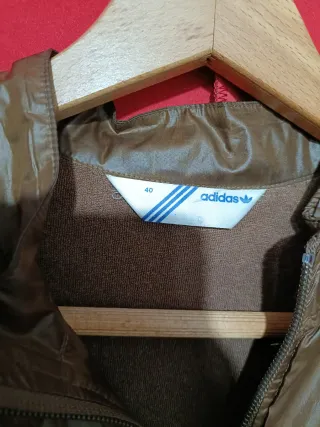 Chaqueta Adidas Marrón con Rayas Azules