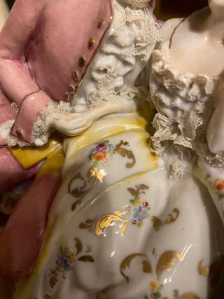 Coppia Capodimonte damine in poltrona