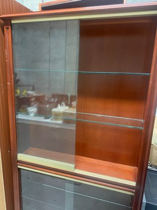 Vitrina de madera y cristal
