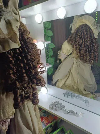 Muñeca de porcelana con soporte