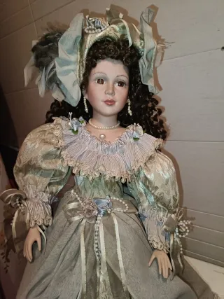 Muñeca de porcelana con soporte