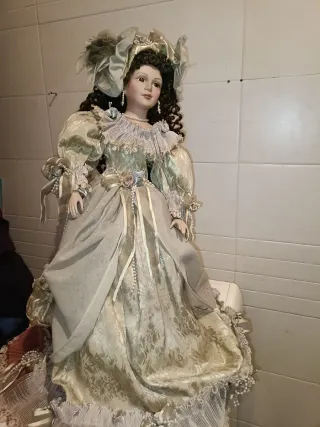 Muñeca de porcelana con soporte
