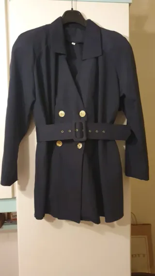 Spolverino blu doppiopetto con cintura