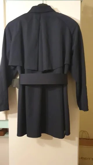 Spolverino blu doppiopetto con cintura