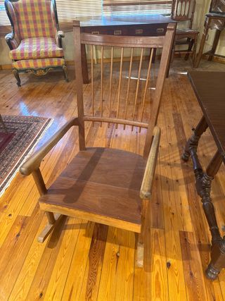 Mecedora antigua de madera