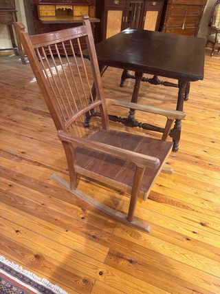 Mecedora antigua de madera