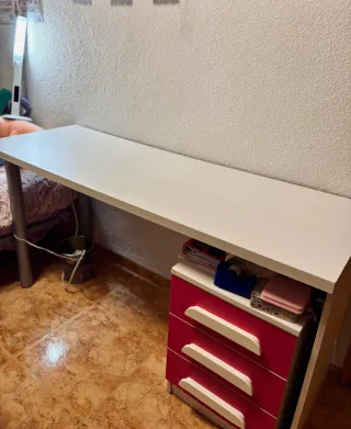 Escritorio blanco con cajonera roja