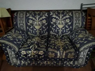 Sofá de tela azul con estampado floral