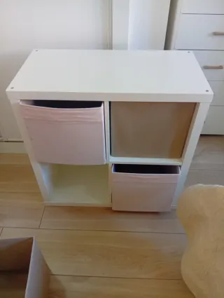 Estantería blanca con cubos de regalo 77x77