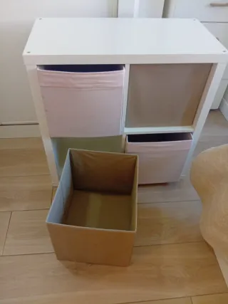 Estantería blanca con cubos de regalo 77x77