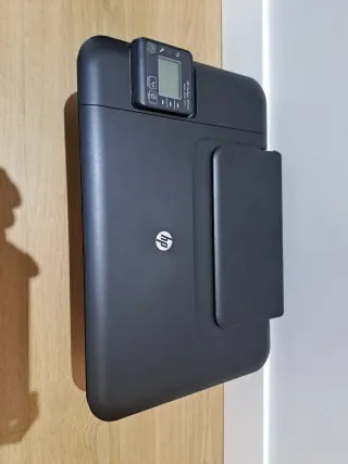 Impresora HP Negra , necesita recambio de tinta.